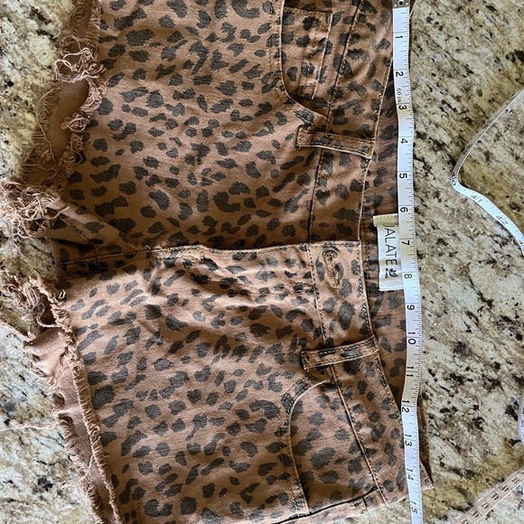 Leopard Distressed Shorts - Picture 5 of 5